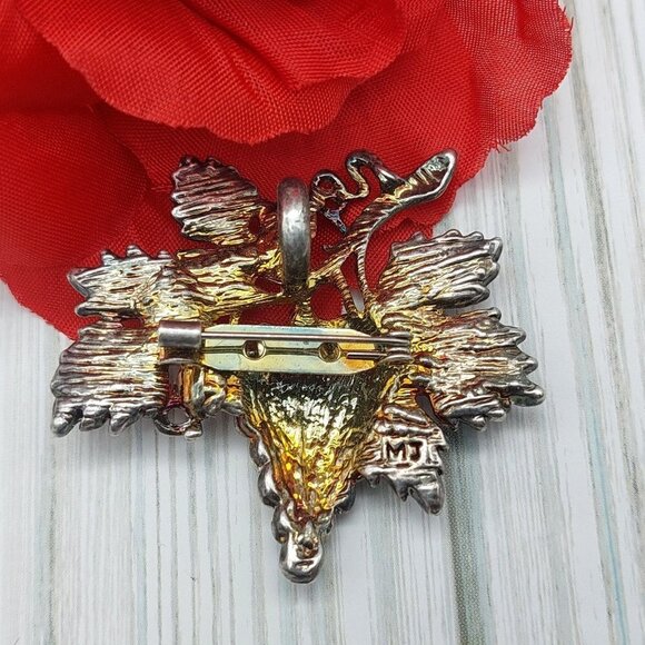 Vintage Bunch of Grapes on Vine Leaves Two Tone Brooch Signed MJ 2" X 2" - Picture 2 of 6